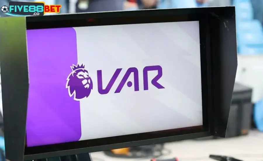 Premier League đang tìm cách cải thiện VAR